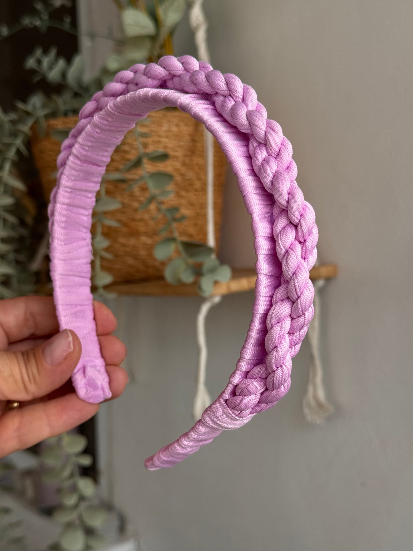 קשת צמה כפולה בצבע לילך
סרוגה בעבודת יד Magic Braid