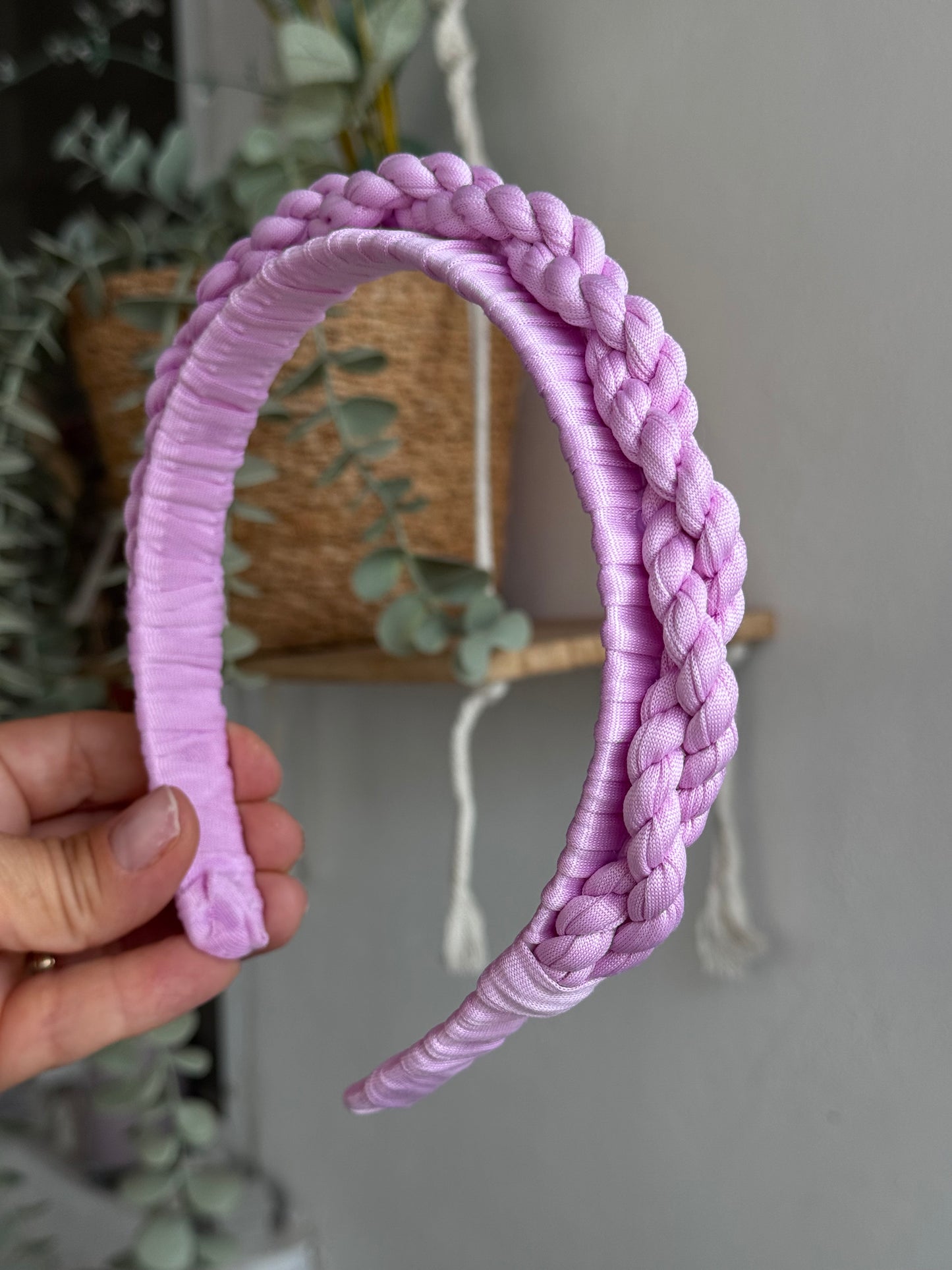 קשת צמה כפולה בצבע לילך
סרוגה בעבודת יד Magic Braid