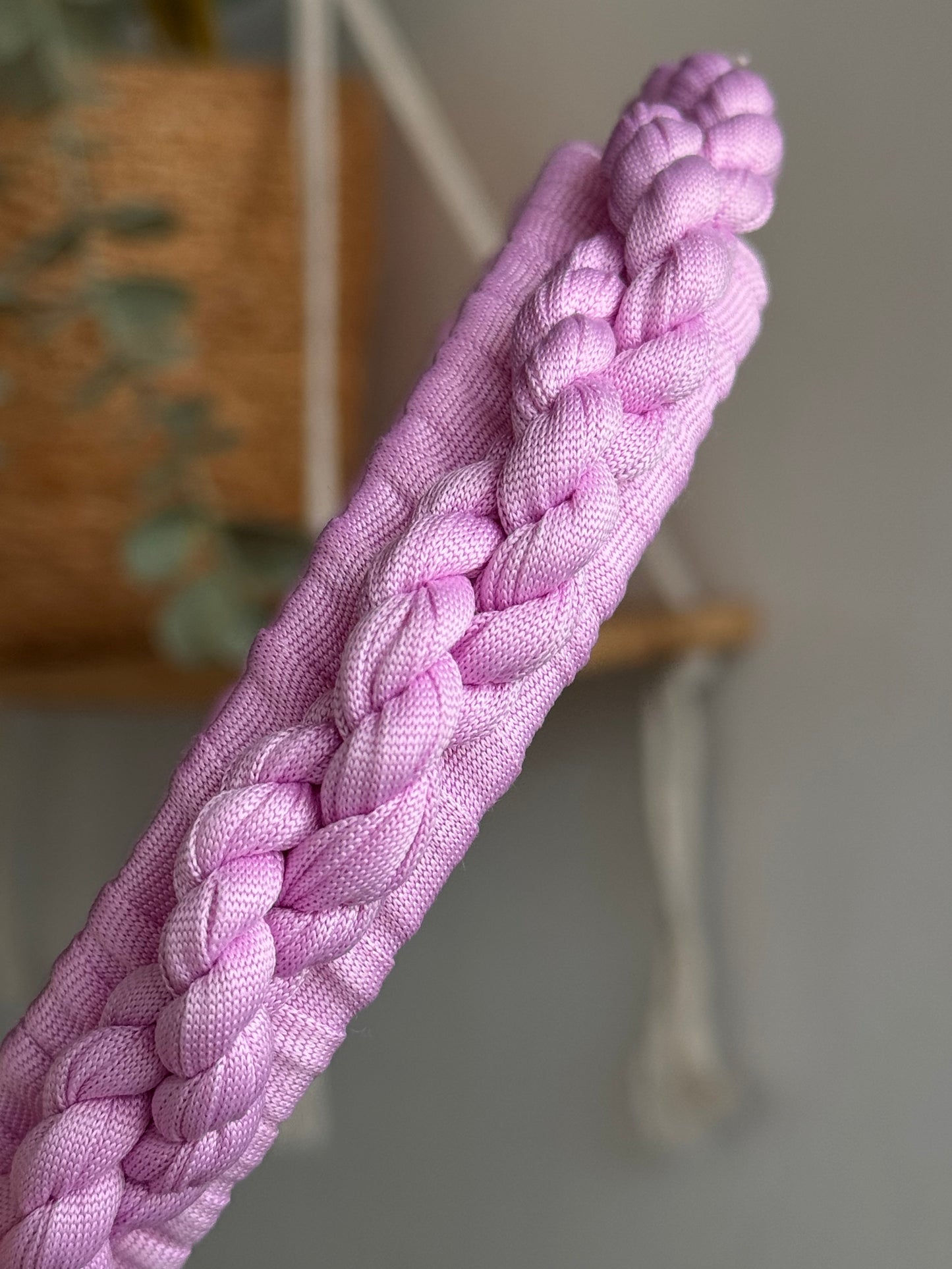 קשת צמה כפולה בצבע לילך
סרוגה בעבודת יד Magic Braid