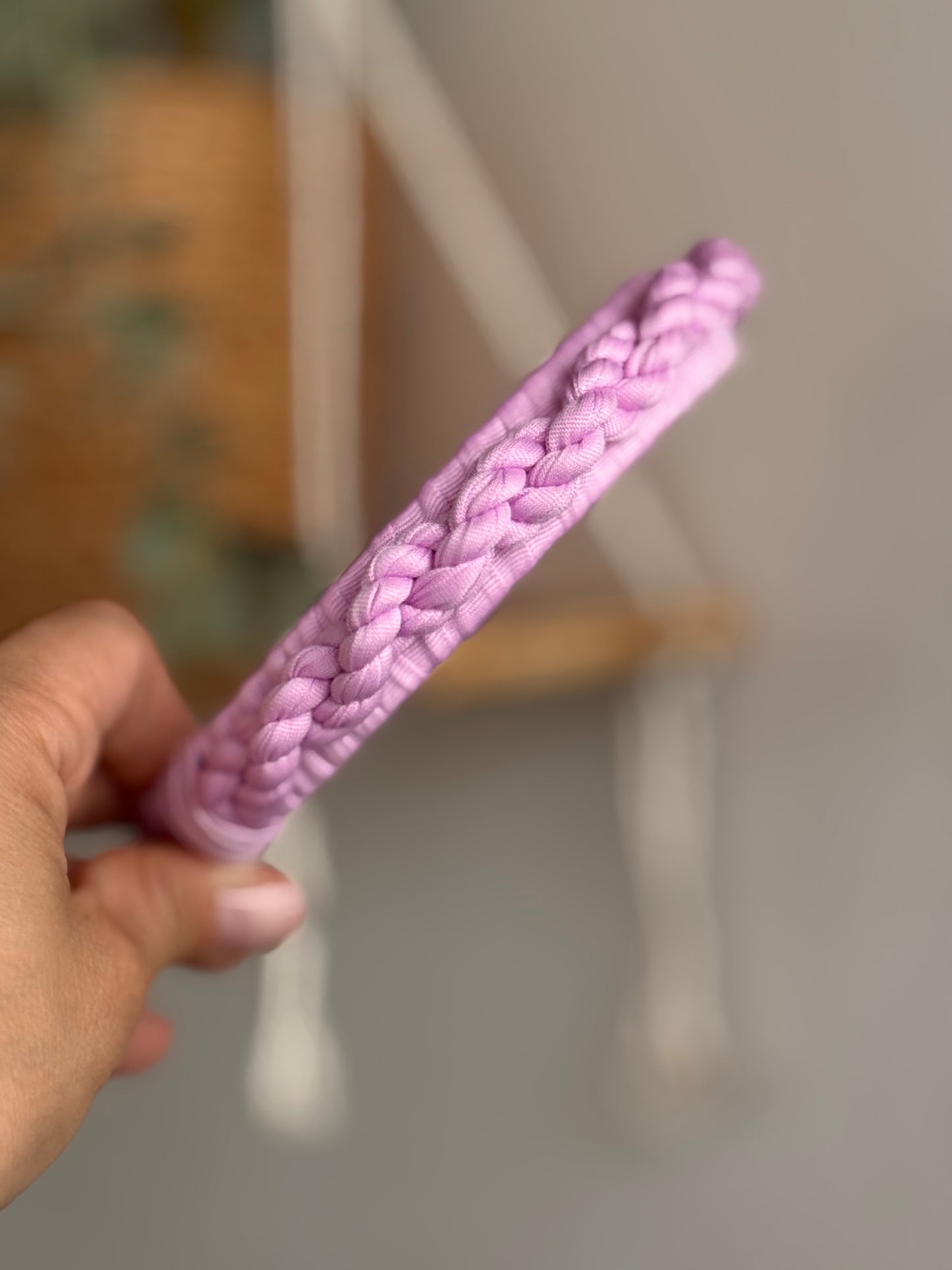 קשת צמה כפולה בצבע לילך
סרוגה בעבודת יד Magic Braid