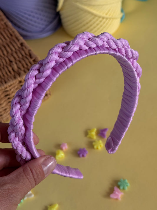 קשת צמה כפולה בצבע לילך
סרוגה בעבודת יד Magic Braid