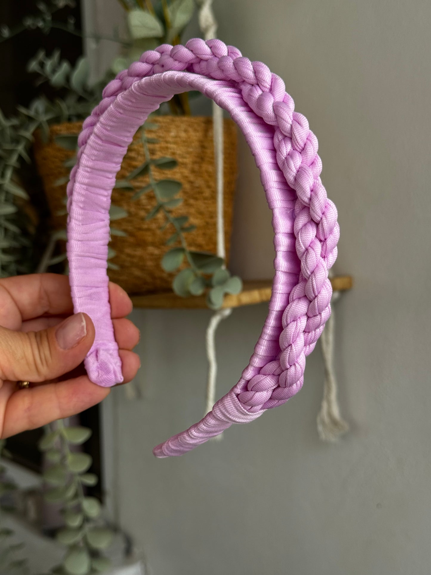 קשת צמה כפולה בצבע לילך
סרוגה בעבודת יד Magic Braid