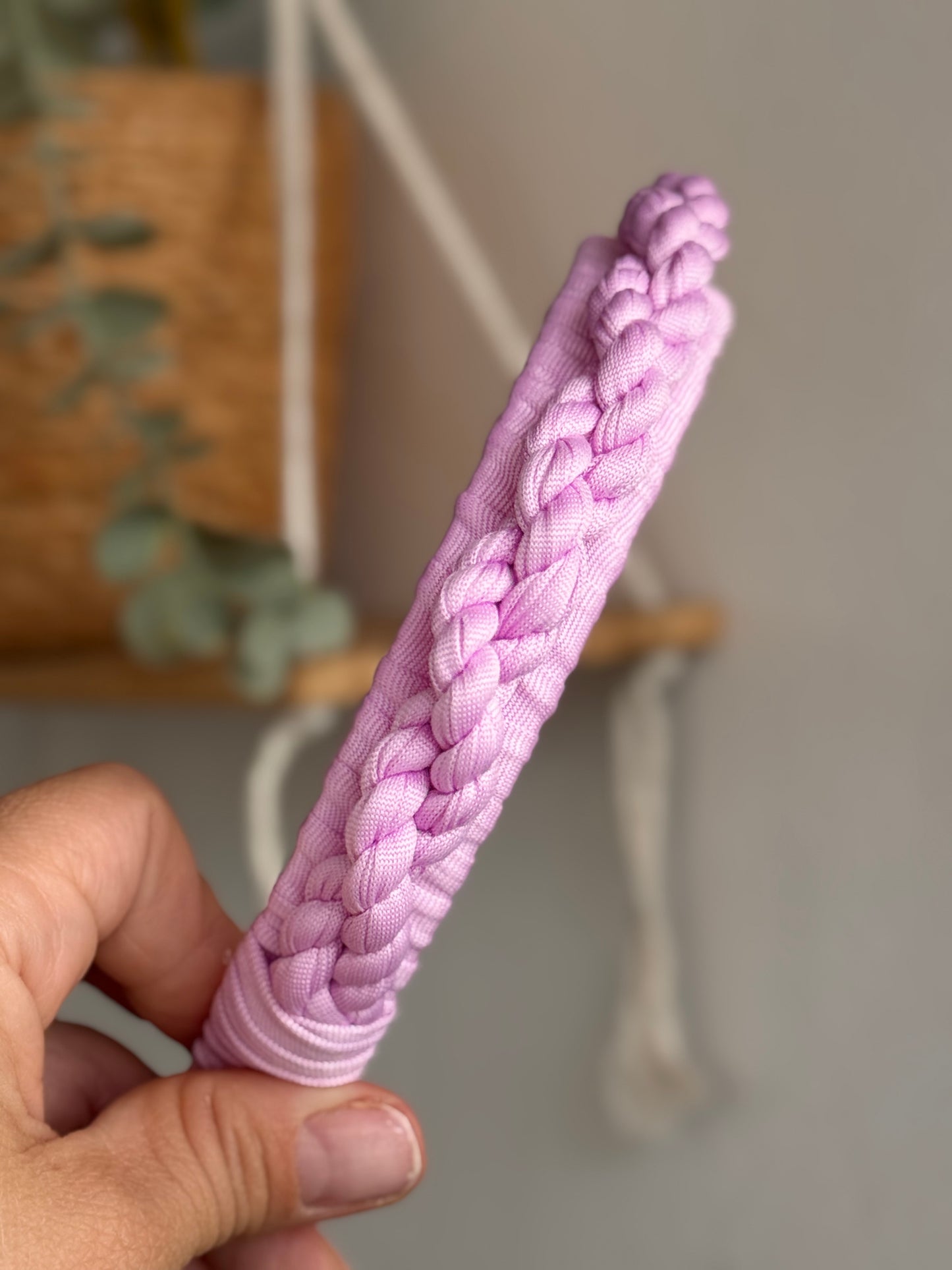 קשת צמה כפולה בצבע לילך
סרוגה בעבודת יד Magic Braid
