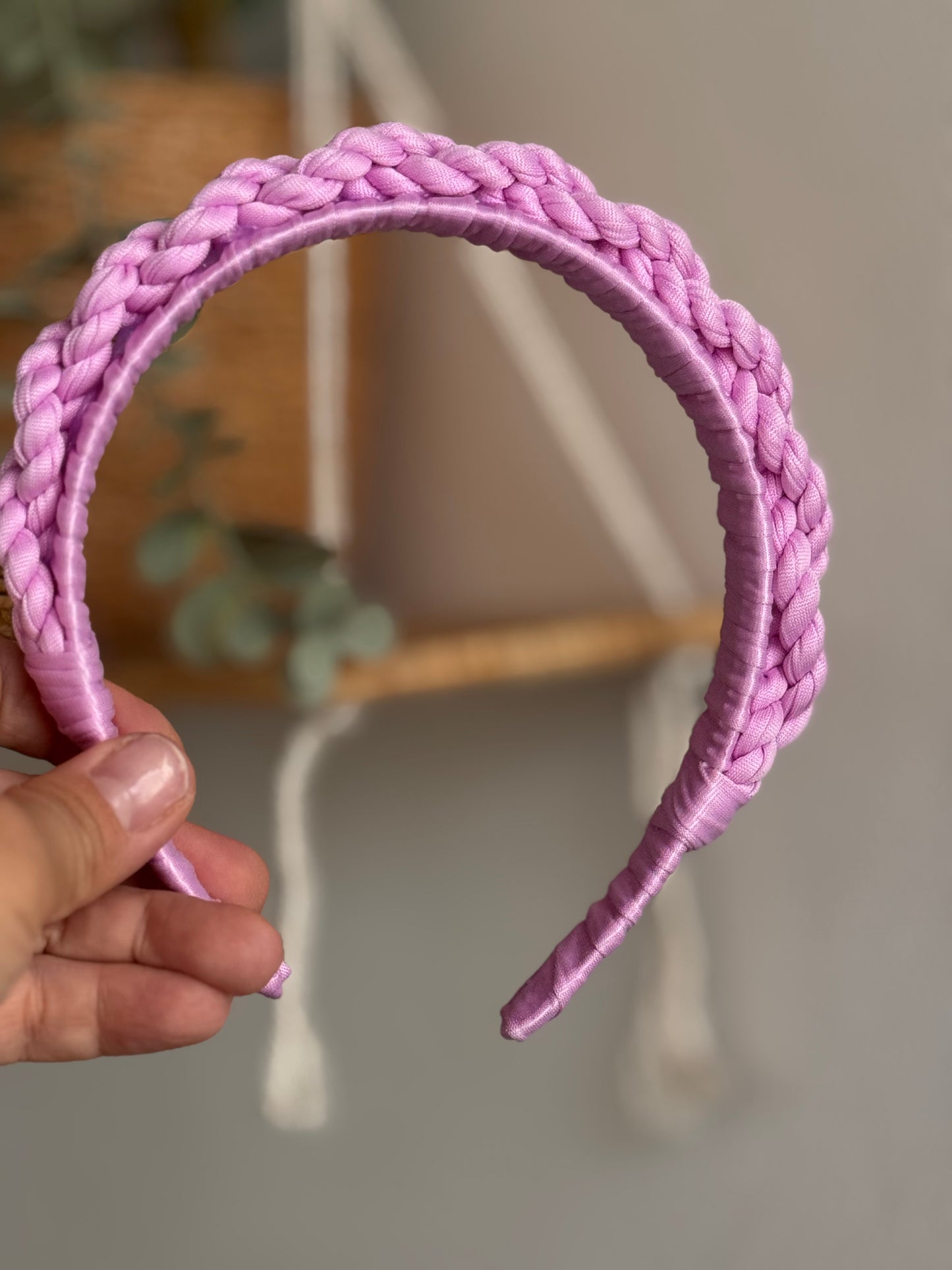 קשת צמה כפולה בצבע לילך
סרוגה בעבודת יד Magic Braid